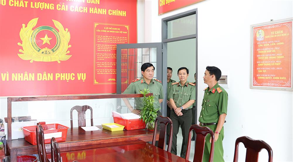 Thiếu tướng Nguyễn Văn Hận, Giám đốc Công an tỉnh kiểm tra nơi tiếp dân tại Công an xã Mỹ Hoà Hưng.