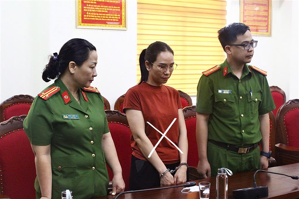 Cơ quan Cảnh sát điều tra Công an tỉnh Sơn La thi hành các quyết định đối với Vũ Thị Thúy (dấu x).
