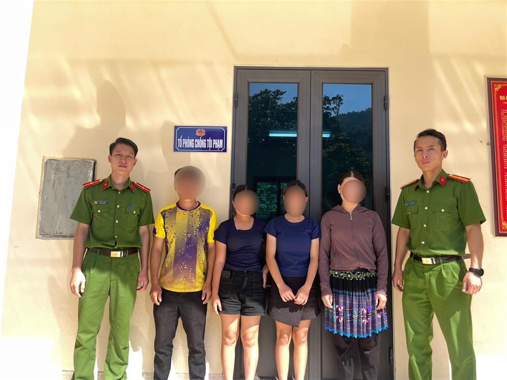 Công an xã Bắc Hà và Công an xã Lùng Phình hỗ trợ đưa 02 cháu cho gia đình.