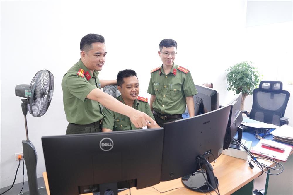 Tận tâm với công việc, vững chuyên môn, nhạy bén với xu thế công nghệ mới, cán bộ, chiến sĩ Công an Nghệ An đã và đang không ngừng nghiên cứu, tìm tòi, ứng dụng công nghệ hiện đại để xây dựng các giải pháp phần mềm phù hợp với đặc thù nghiệp vụ của lực lượng Công an.