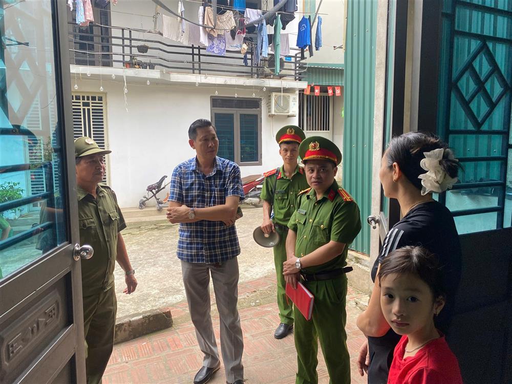 Công an phường Việt Trì tăng cường tuyên truyền, vận động người dân chủ động phòng tránh bão đến nơi an toàn.
