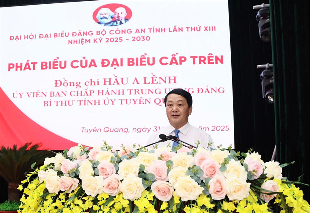Đồng chí Hầu A Lềnh, Bí thư Tỉnh uỷ Tuyên Quang phát biểu tại Đại hội.