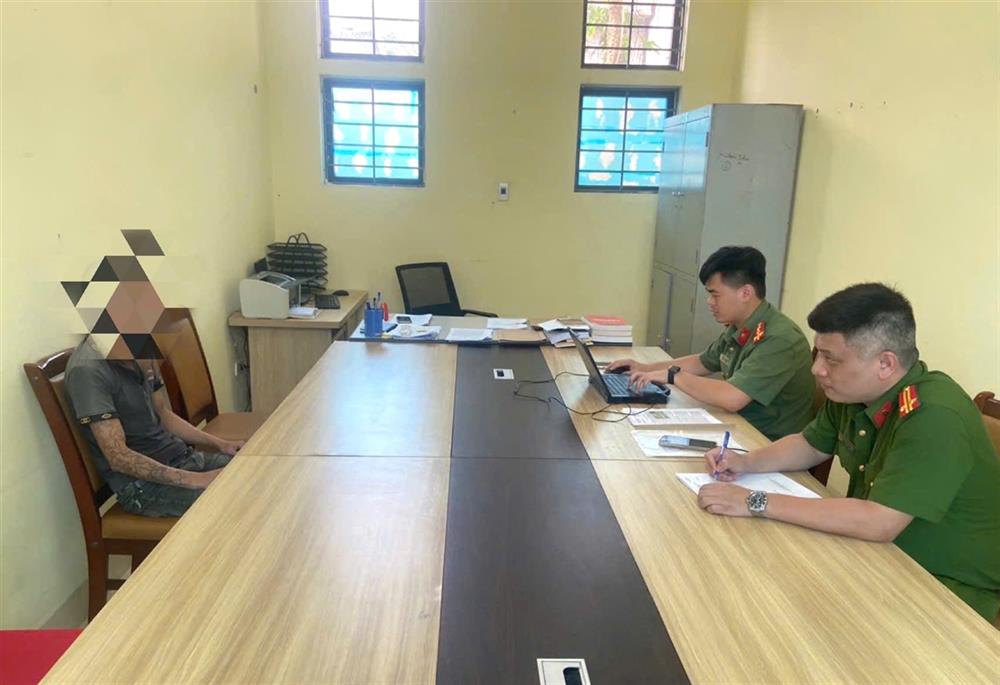 Công an xã Ba Chẽ làm việc với trường hợp C.V.H về hành vi đăng tải thông tin dâm ô, đồi trụy.