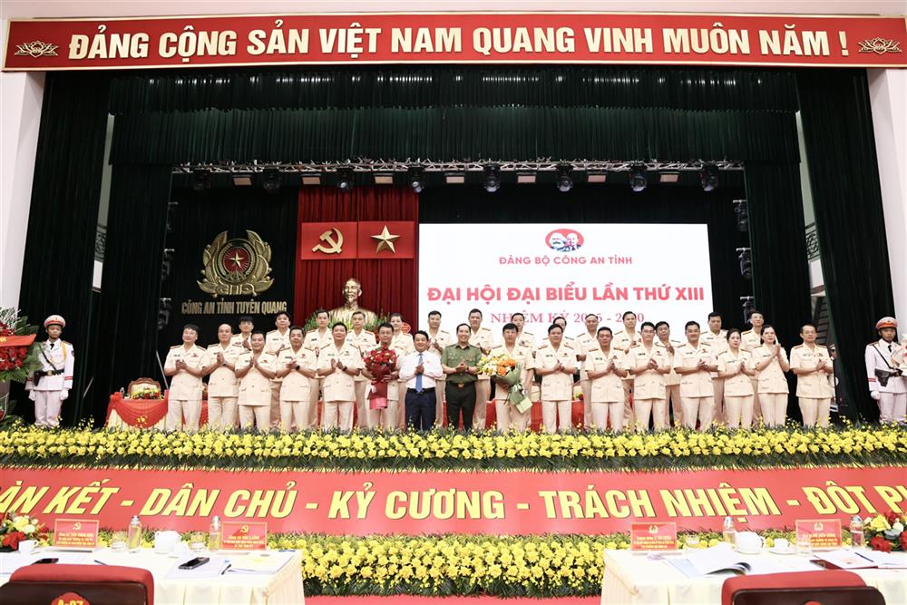 Ban Chấp hành Đảng bộ Công an tỉnh Tuyên Quang nhiệm kỳ 2025 - 2030 ra mắt Đại hội.
