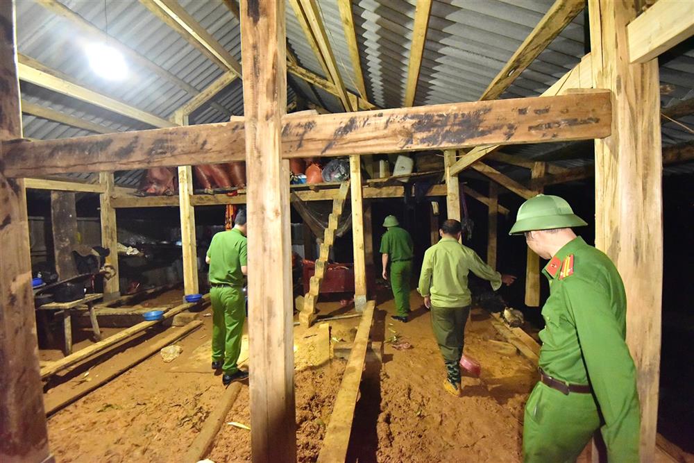 Công an phường Sa Pa cùng lực lượng an ninh, trậy tự cơ sở tuyên truyền vận động và hỗ trợ 02 hộ dân thuộc tổ 3 di chuyển khỏi địa điểm sạt lở đến nơi an toàn.