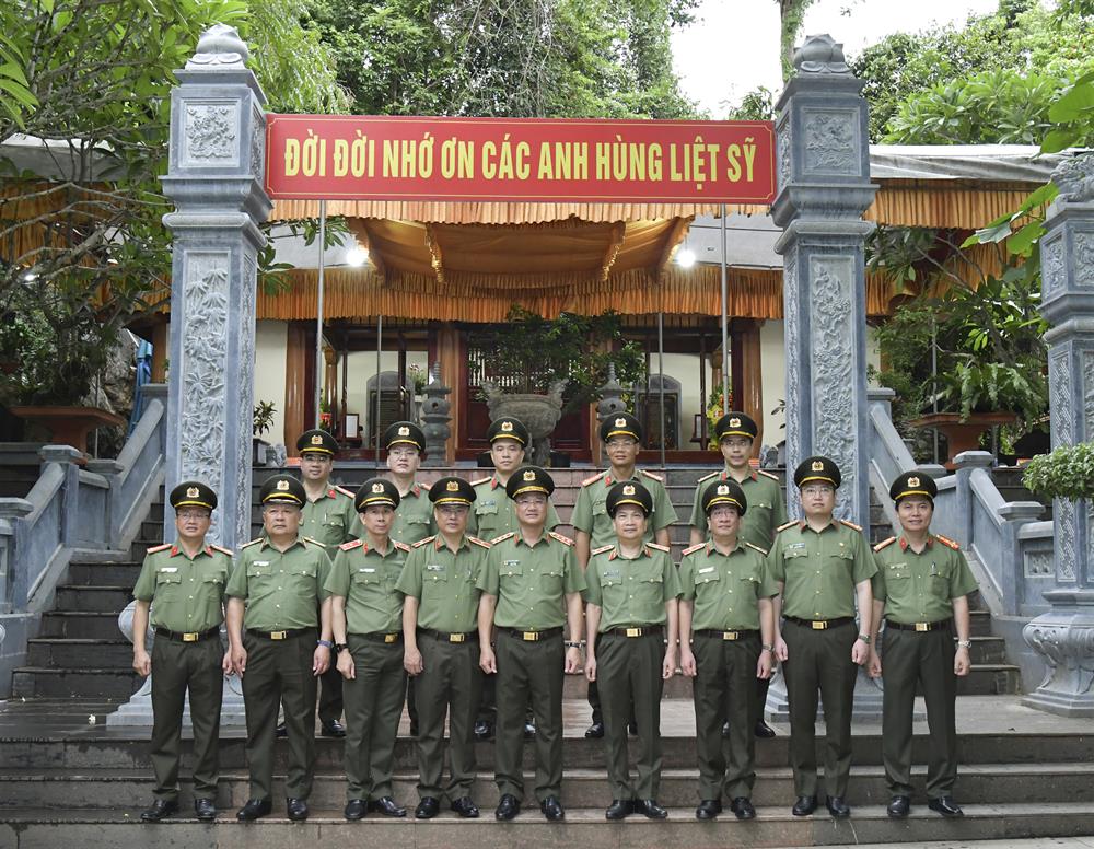 Thứ trưởng Phạm Thế Tùng cùng Đoàn công tác tại Hang tám Thanh niên xung phong.