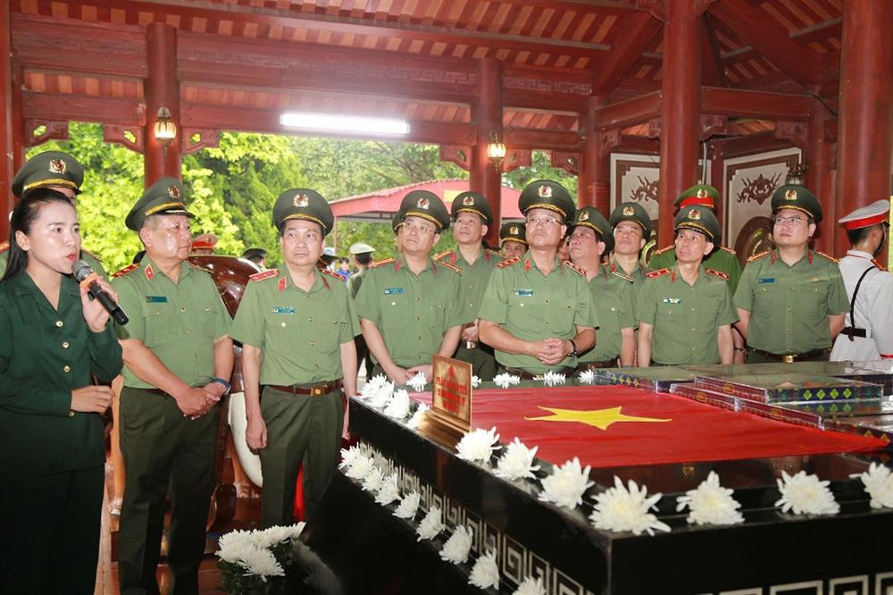 Đoàn đại biểu nghe thuyết minh về 13 chiến sĩ thanh niên xung phong hy sinh tại Truông Bồn ngày 31/10/1968.