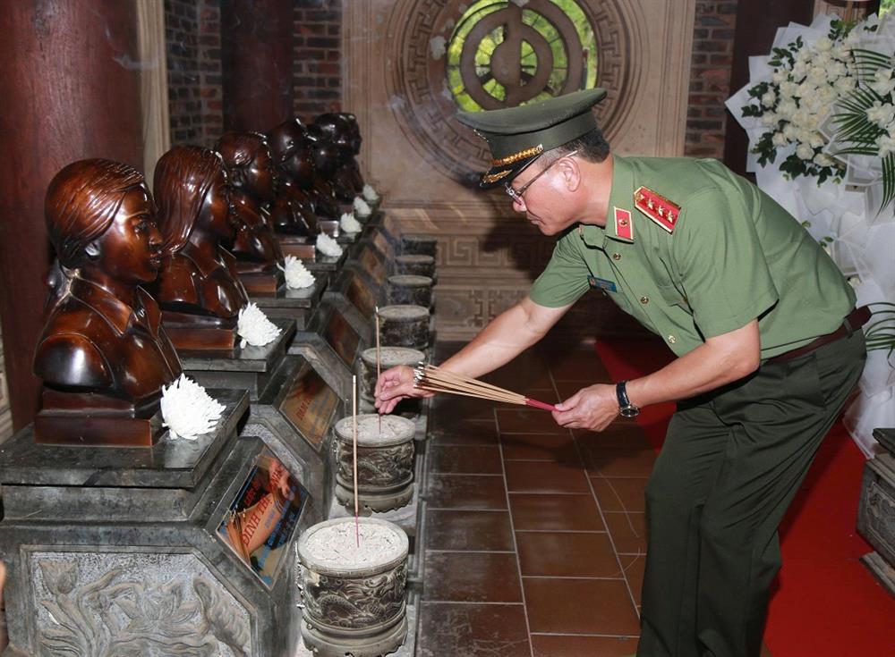 Thứ trưởng Bộ Công an thắp hương tri ân 13 thanh niên xung phong “Tiểu đội thép” thuộc Đại đội 317.