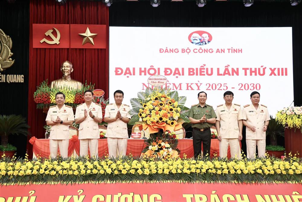 Thứ trưởng Lê Văn Tuyến trao lẵng hoa của Đảng ủy Công an Trung ương chúc mừng Đại hội.
