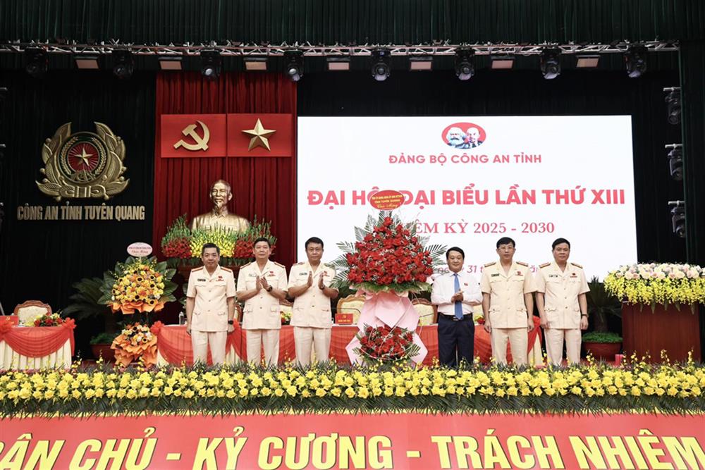 Đồng chí Hầu A Lềnh, Bí thư Tỉnh ủy Tuyên Quang trao lẵng hoa của Tỉnh ủy, Hội đồng nhân dân, Ủy ban nhân dân, Ủy ban Mặt trận Tổ quốc Việt Nam tỉnh Tuyên Quang chúc mừng Đại hội.