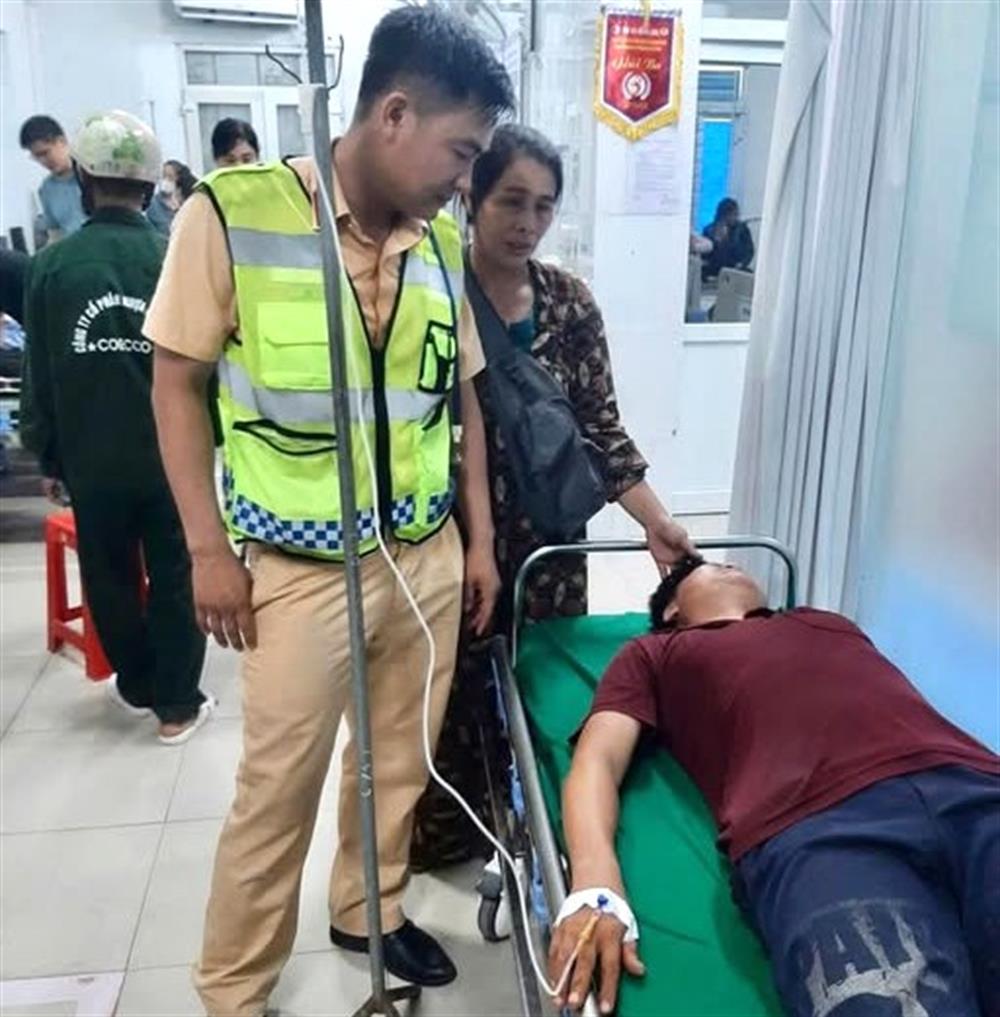 Đại úy Nguyễn Ngọc Nam kịp thời đưa nạn nhân đến bệnh viện cấp cứu.