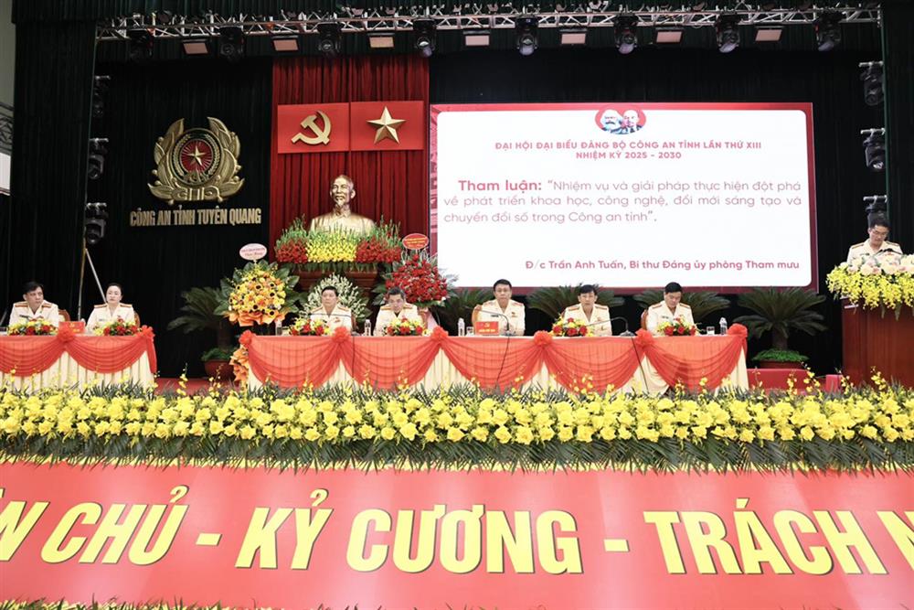 Đoàn Chủ tịch điều hành Đại hội.