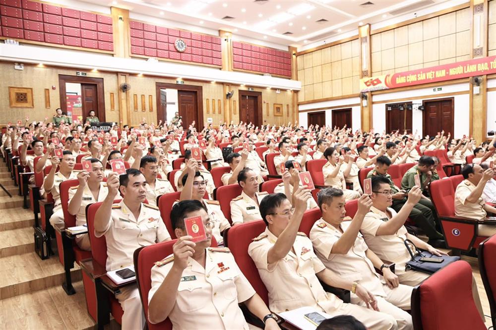 Các đảng viên biểu quyết tại Đại hội.