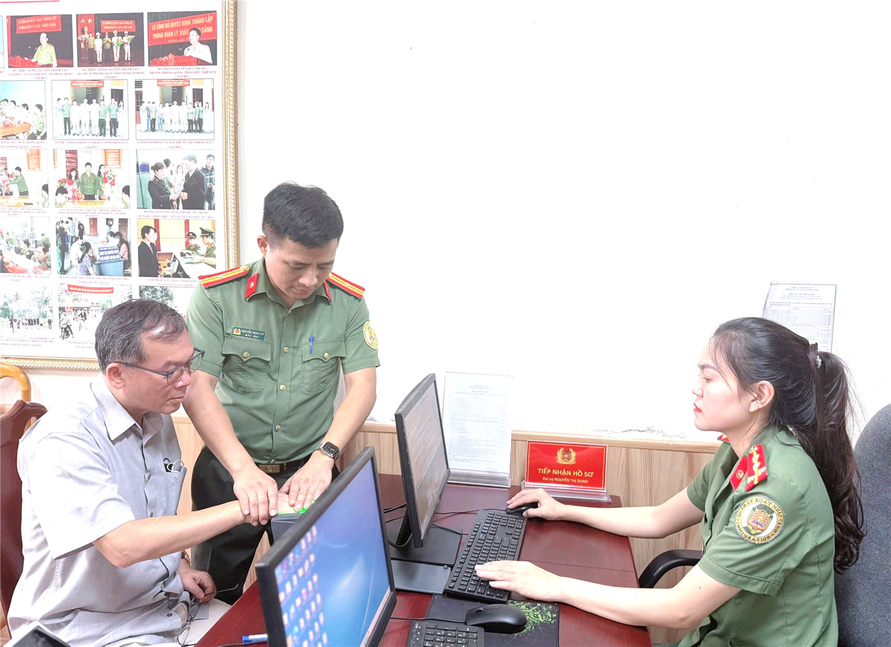 Người nước ngoài đầu tiên được cấp tài khoản định danh điện tử mức độ 2