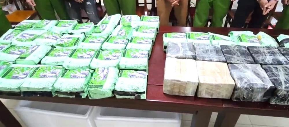 60 bánh heroin bị thu giữ.