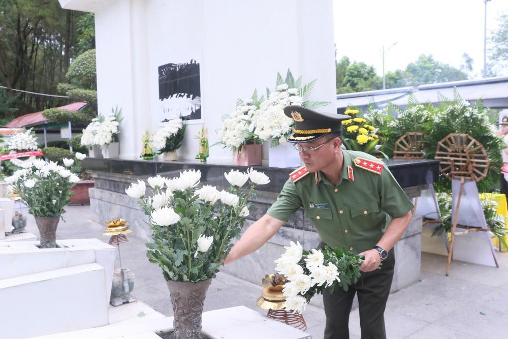 Thứ trưởng Phạm Thế Tùng dâng hương tại Khu di tích Ngã ba Đồng Lộc.