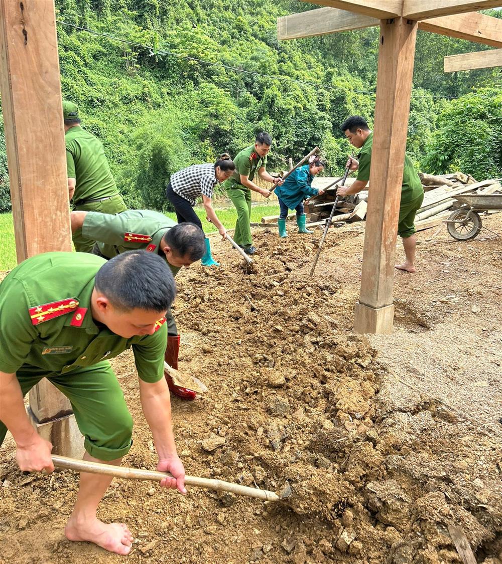 Cán bộ, chiến sĩ Công an các xã Cao Minh, Trần Phú, Xuân Dương hỗ trợ người dân xây dựng nhà mới.