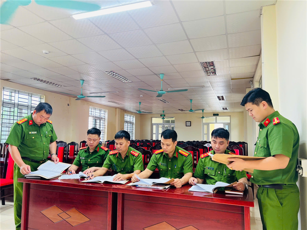 Tổ Cảnh sát khu vực nghiên cứu hồ sơ về công tác quản lý đối tượng trên địa bàn phường Xuân Hòa.