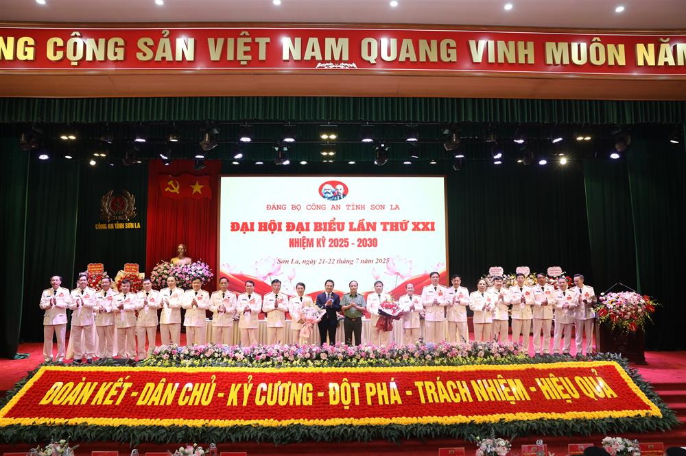 Ban Chấp hành Đảng bộ Công an tỉnh Sơn La khóa XXI, nhiệm kỳ 2025 - 2030 ra mắt Đại hội.