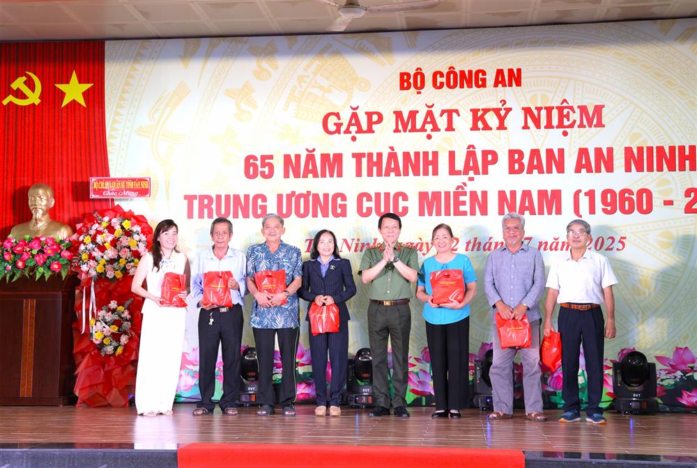 Bộ trưởng Lương Tam Quang trao quà tặng thân nhân các đồng chí nguyên lãnh đạo, cán bộ Ban An ninh Trung ương Cục miền Nam.