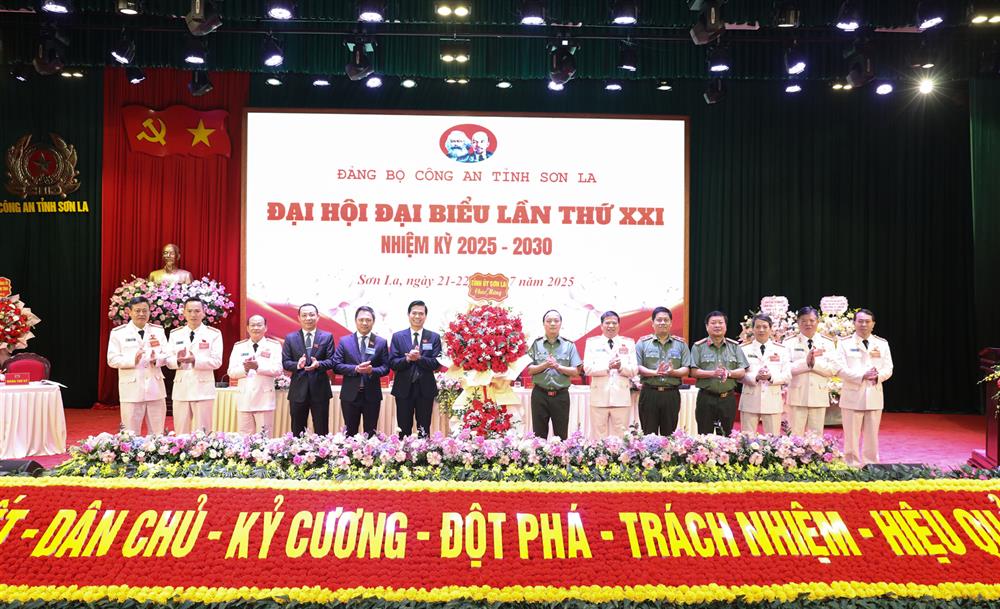 Các đồng chí lãnh đạo Bộ Công an, Tỉnh ủy, Ủy ban nhân dân tỉnh Sơn La tặng hoa chúc mừng Đại hội