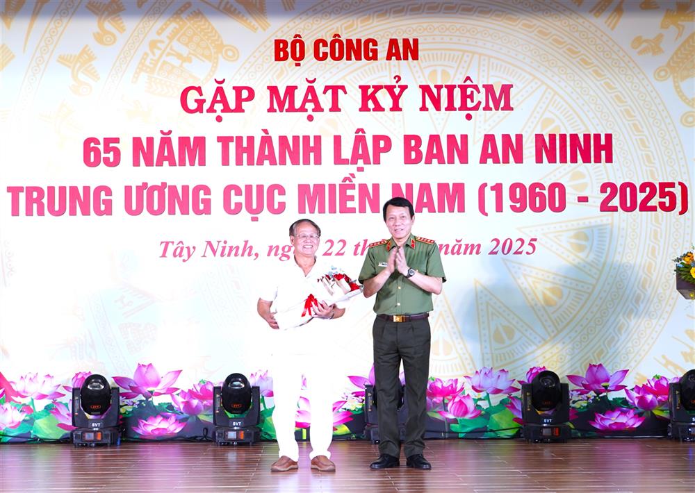 Bộ trưởng Lương Tam Quang trao quà tặng đồng chí Phạm Văn Kỷ – nguyên cán bộ Ban An ninh Trung ương Cục miền Nam.
