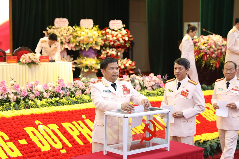 Các đảng viên bầu Ban Chấp hành Đảng bộ Công an tỉnh Sơn La nhiệm kỳ 2025 - 2030.