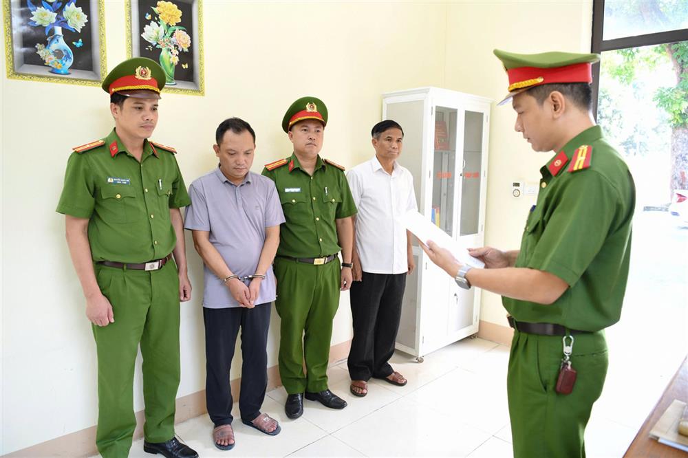 Cơ quan Cảnh sát điều tra Công an tỉnh Phú Thọ tống đạt quyết định và lệnh đối với Đường Văn Thiết.
