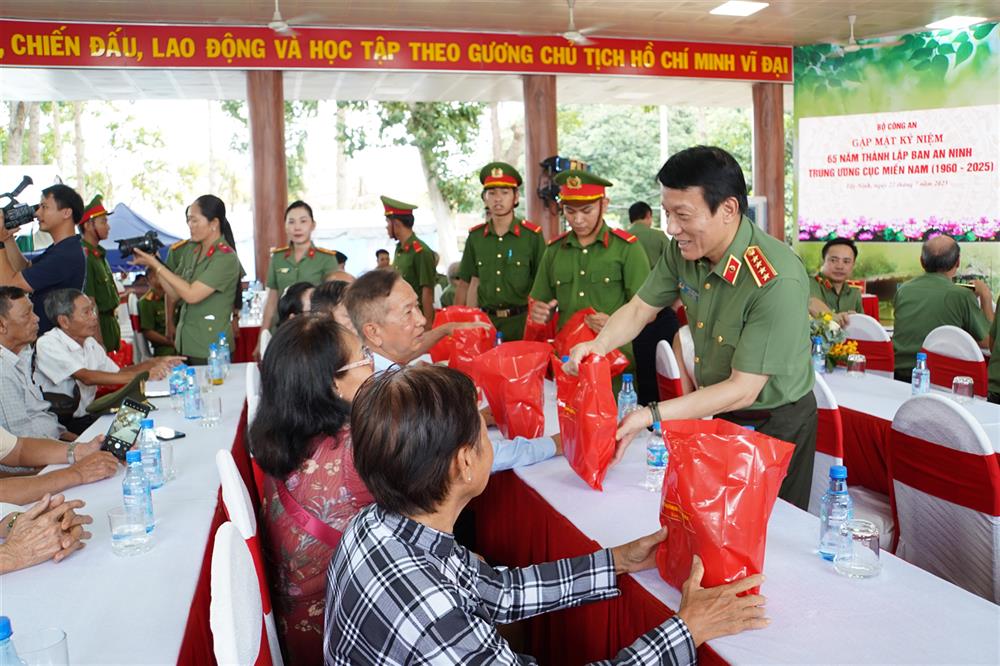 Bộ trưởng Lương Tam Quang trao quà tặng các đồng chí nguyên cán bộ Ban An ninh Trung ương Cục miền Nam.