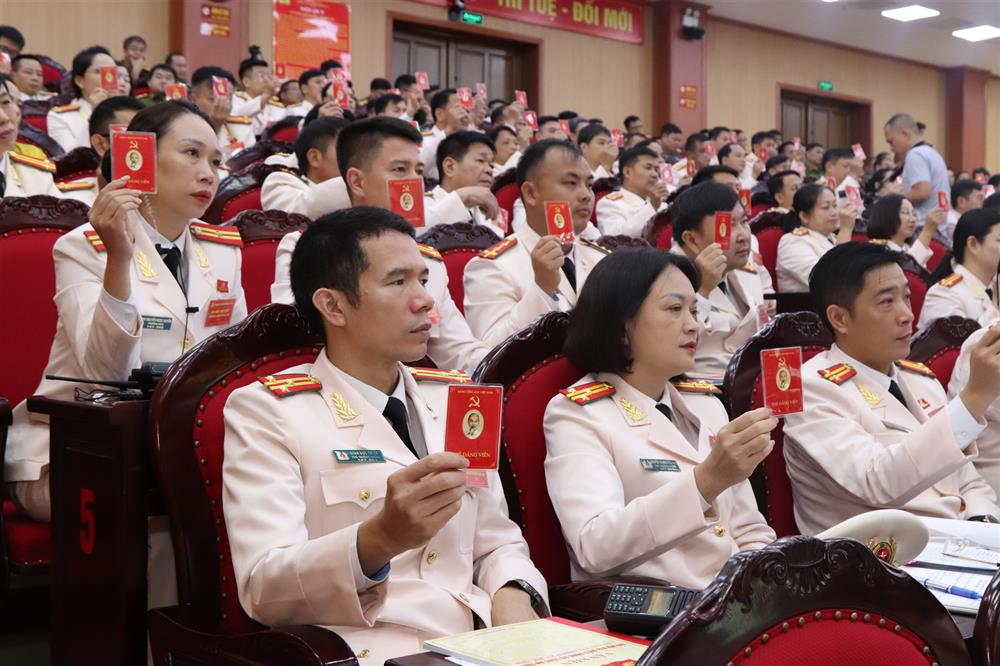 Các đảng viên biểu quyết tại Đại hội