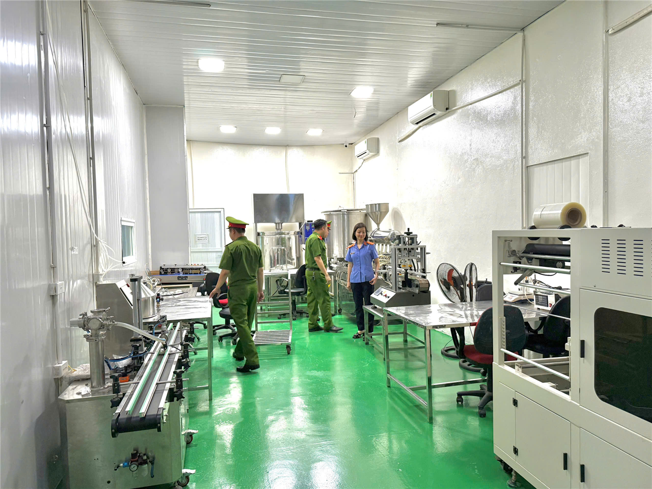 Cơ quan Công an khám xét và thu giữ một số tang vật tại xưởng sản xuất của đối tượng. 