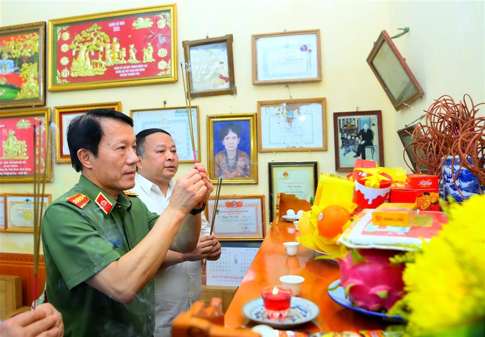 Bộ trưởng Lương Tam Quang thắp hương tưởng nhớ liệt sỹ Nguyễn Văn Chung, con trai Mẹ Việt Nam Anh hùng Nguyễn Thị Nhớn.