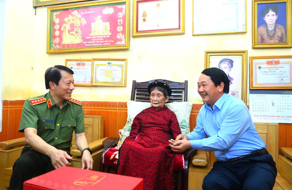 Bộ trưởng Lương Tam Quang; Bí thư Tỉnh ủy Hầu A Lềnh ân cần thăm hỏi sức khỏe và trao quà tặng Mẹ Việt Nam Anh hùng Nguyễn Thị Nhớn.