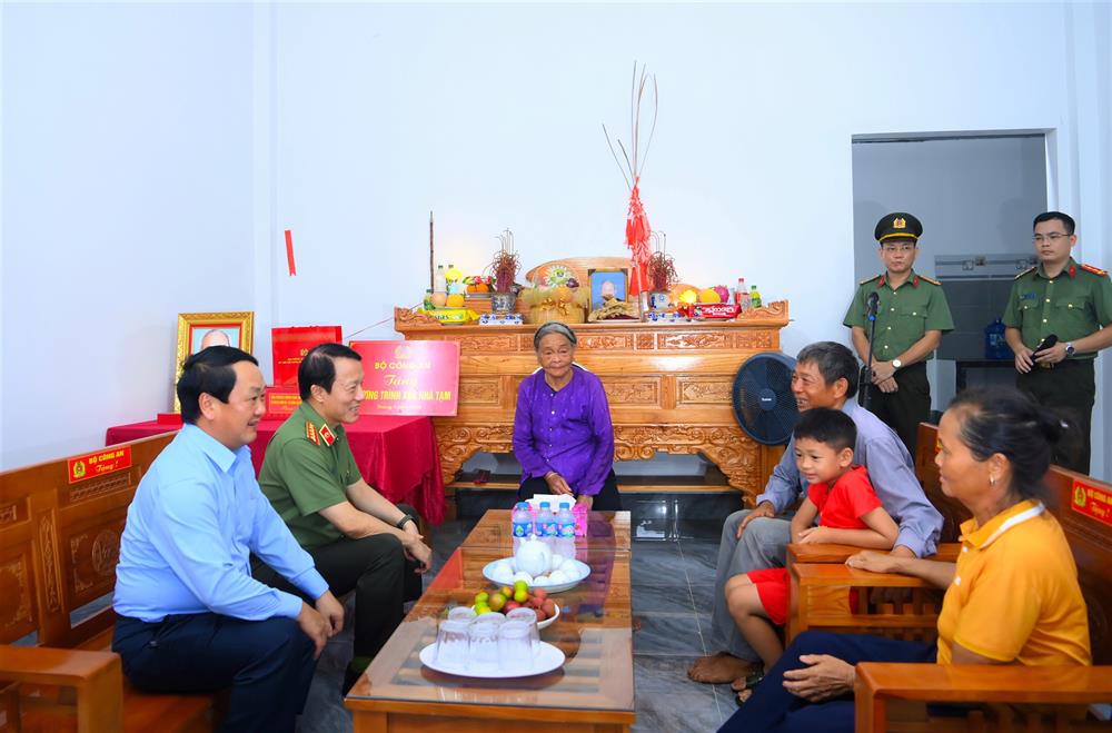 Bộ trưởng Lương Tam Quang cùng các đại biểu thăm, động viên gia đình ông Nguyễn Văn Luận.