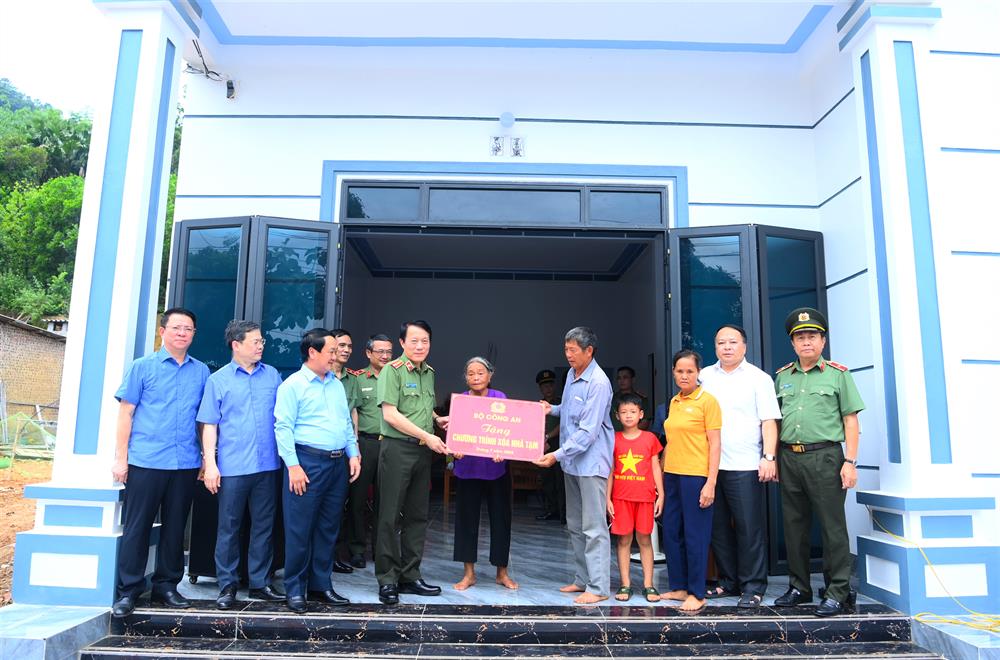 Bộ trưởng Lương Tam Quang trao nhà tặng gia đình ông Nguyễn Văn Luận.