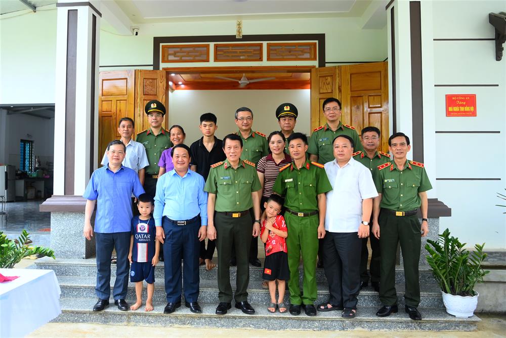 6. Bộ trưởng Lương Tam Quang tặng quà đồng chí Thương binh CAND Nguyễn Quang Tường, cán bộ Công an xã Minh Thanh.