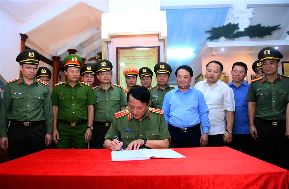 Bộ trưởng Lương Tam Quang ghi sổ truyền thống tại Khu di tích lịch sử CAND.