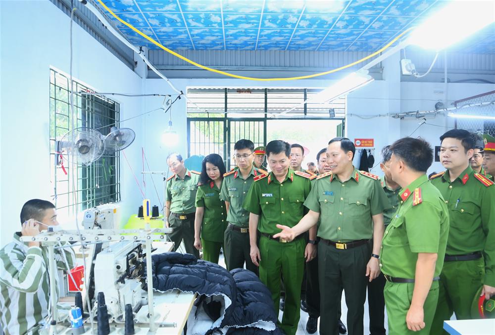 Thứ trưởng Lê Văn Tuyến kiểm tra tại Trại giam Phú Sơn 4.