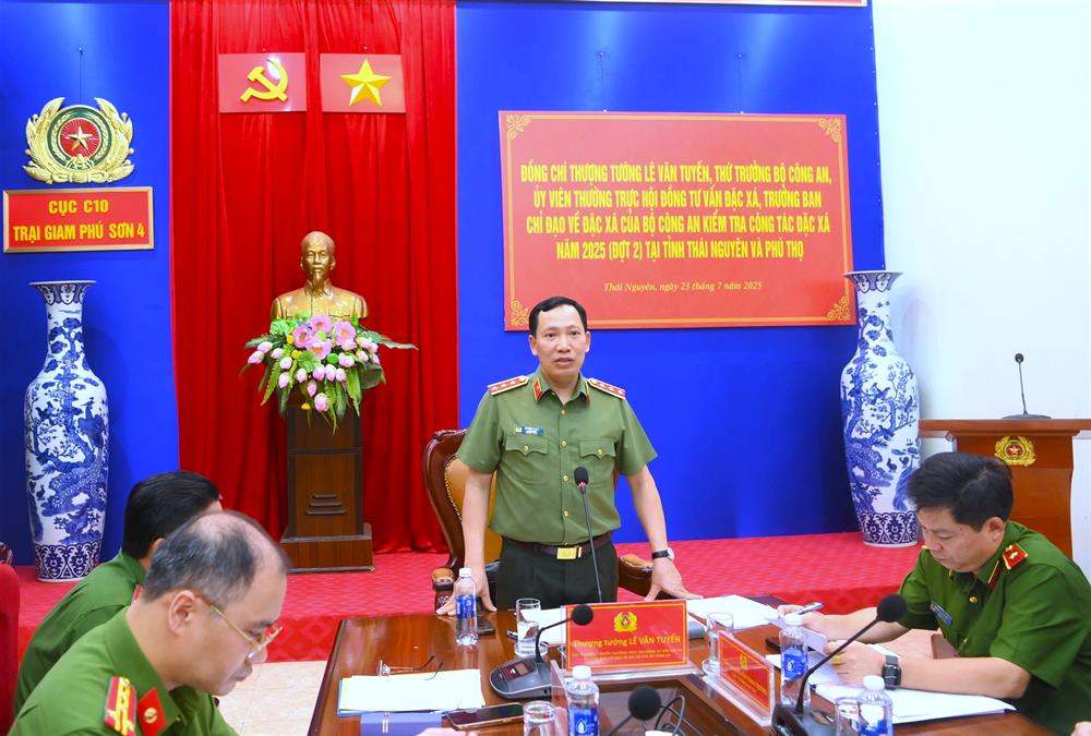Thứ trưởng Lê Văn Tuyến phát biểu chỉ đạo tại buổi làm việc.