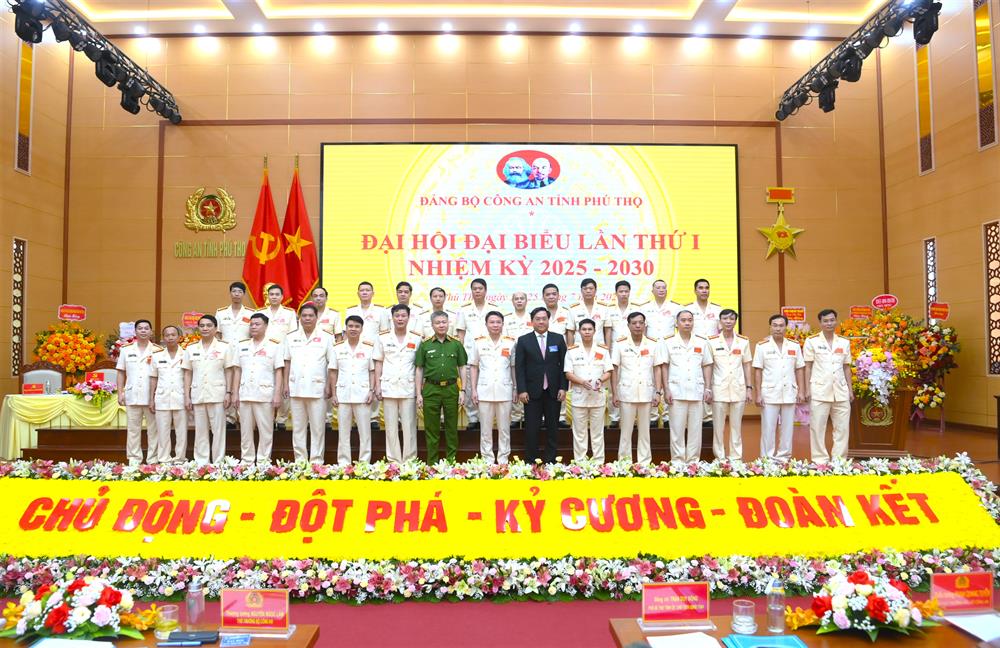 Ban Chấp hành Đảng bộ Công an tỉnh Phú Thọ nhiệm kỳ 2025 - 2030 ra mắt Đại hội.