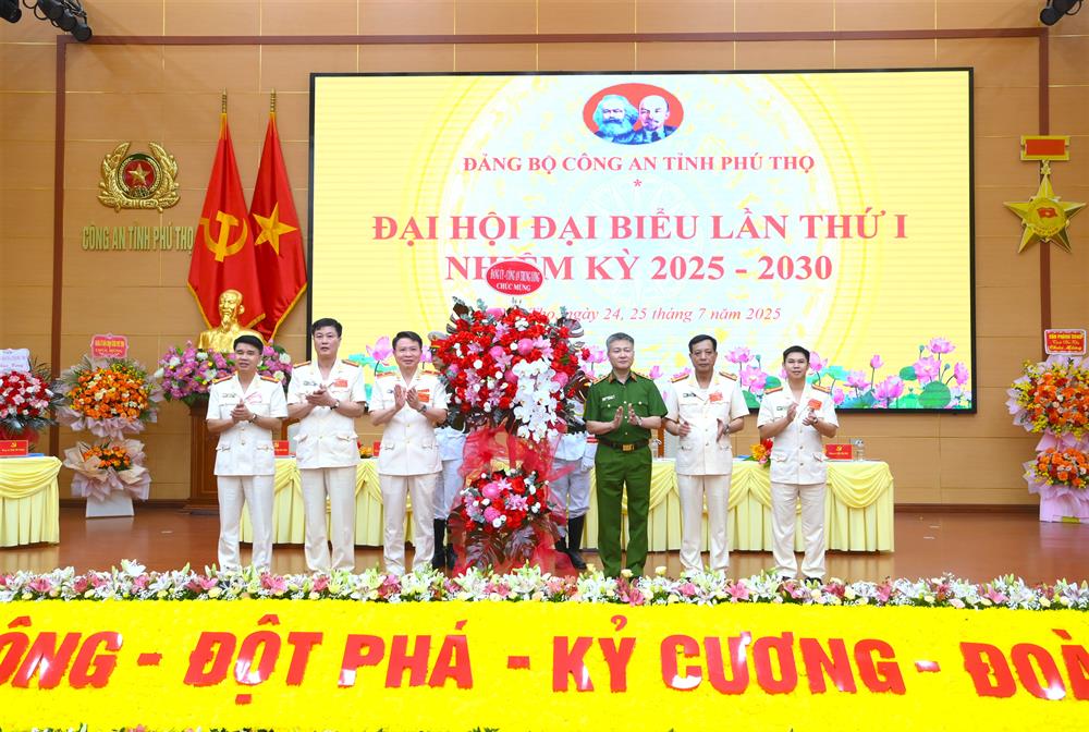 Thứ trưởng Nguyễn Ngọc Lâm trao lẵng hoa của Đảng ủy Công an Trung ương, Bộ Công an chúc mừng Đại hội Đảng bộ Công an tỉnh Phú Thọ nhiệm kỳ 2025 - 2030.