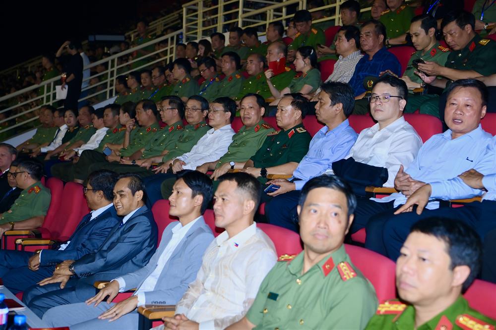 Các đại biểu dự Lễ khai mạc.