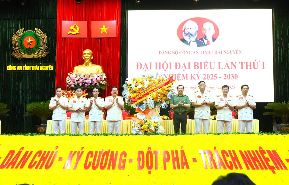 Thứ trưởng Lê Văn Tuyến trao lẵng hoa của Đảng ủy Công an Trung ương, lãnh đạo Bộ Công an chúc mừng Đại hội.