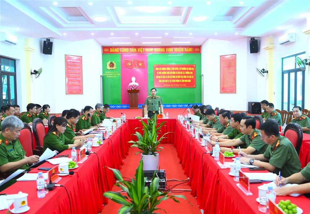 Thứ trưởng Lê Văn Tuyến chủ trì buổi làm việc.
