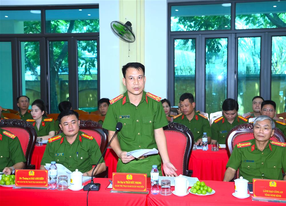 Lãnh đạo Công an thành phố Hải Phòng, Công an tỉnh Ninh Bình, Trại giam Xuân Nguyên phát biểu tại buổi làm việc.