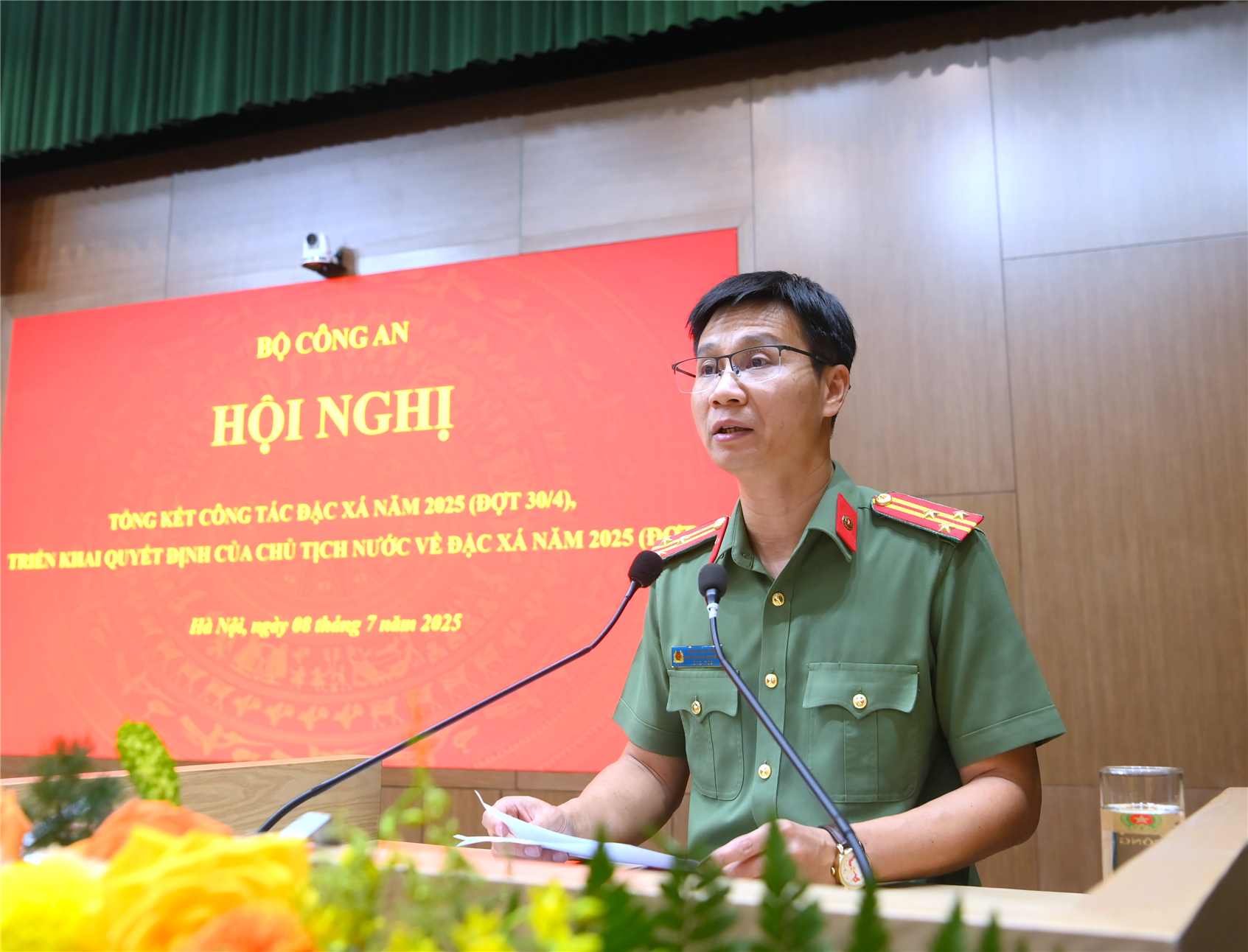 Thượng tá Phạm Hữu Phúc, Phó Chánh Văn phòng Bộ Công an báo cáo tóm tắt kết quả công tác đặc xá năm 2025 (đợt 30/4).