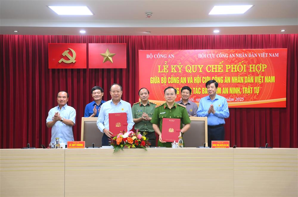 Thượng tướng Lê Quý Vương, Chủ tịch Hội Cựu CAND Việt Nam và Thứ trưởng Nguyễn Văn Long ký, trao Quy chế phối hợp giữa Bộ Công an và Hội Cựu CAND Việt Nam trong công tác bảo đảm ANTT. 