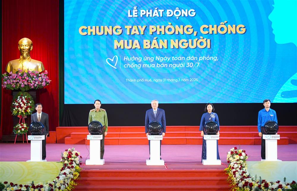 Các đồng chí lãnh đạo thực hiện nghi thức thể hiện cam kết PCMBN.