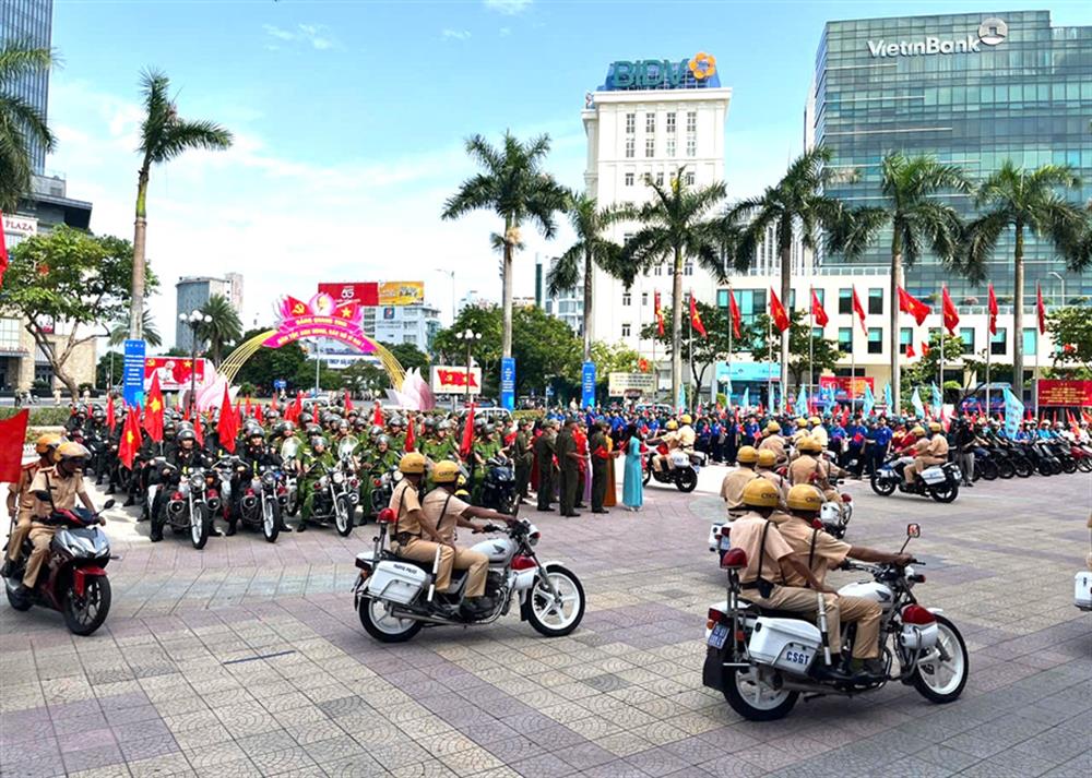 Đoàn diễu hành tuyên truyền phòng chống tội phạm mua bán người trên các tuyến đường chính thành phố Huế.