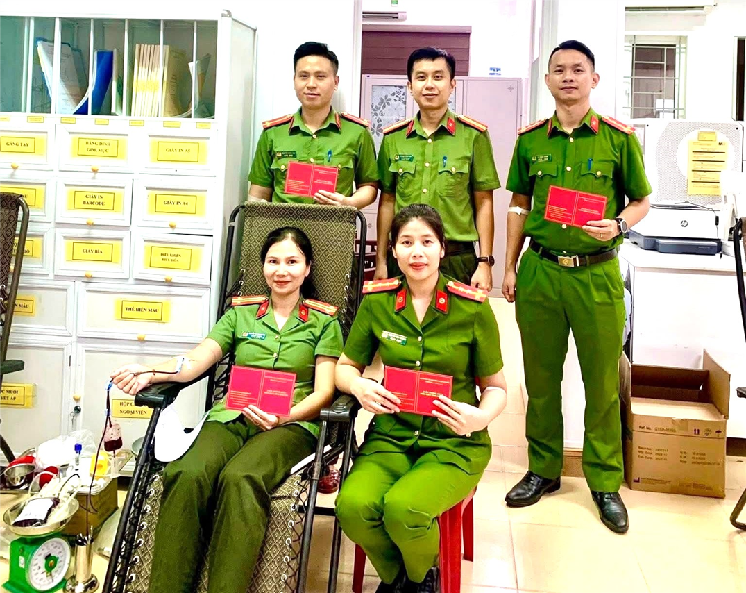 Các thành viên Câu lạc bộ Ngân hàng máu sống của Công an tỉnh Hà Tĩnh tích cực hiến máu tình nguyện.